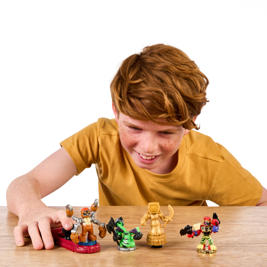 Akedo Beast Strike Starter Pack - Unleash the Claw Strike Battle!