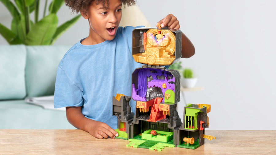 Treasure X Lost Lands Skull Island Temple: Mega Playset with Exclusive Micro Figures & Real Gold Treasure