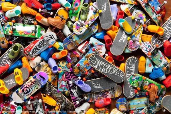 Hot Wheels Skate Multipack: Assorted Fingerboards and Interchangeable Skate Shoes