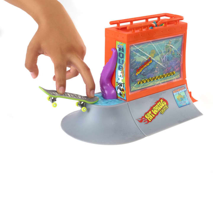 Hot Wheels Skate Drop In Skate Aquarium Skatepark Playset - Exclusive Fingerboarding Fun!