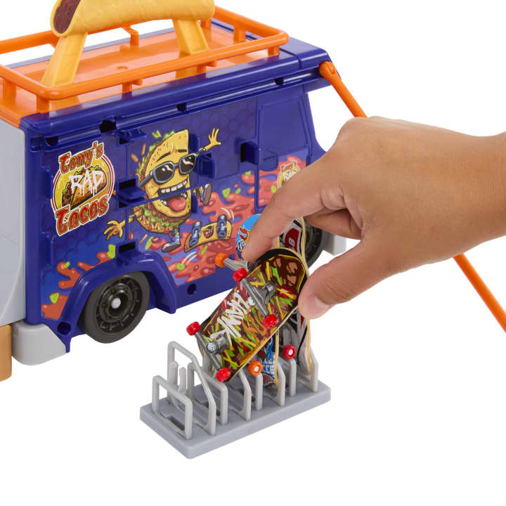 Hot Wheels Skate Spicy Taco Truck Play Set with Portable Storage