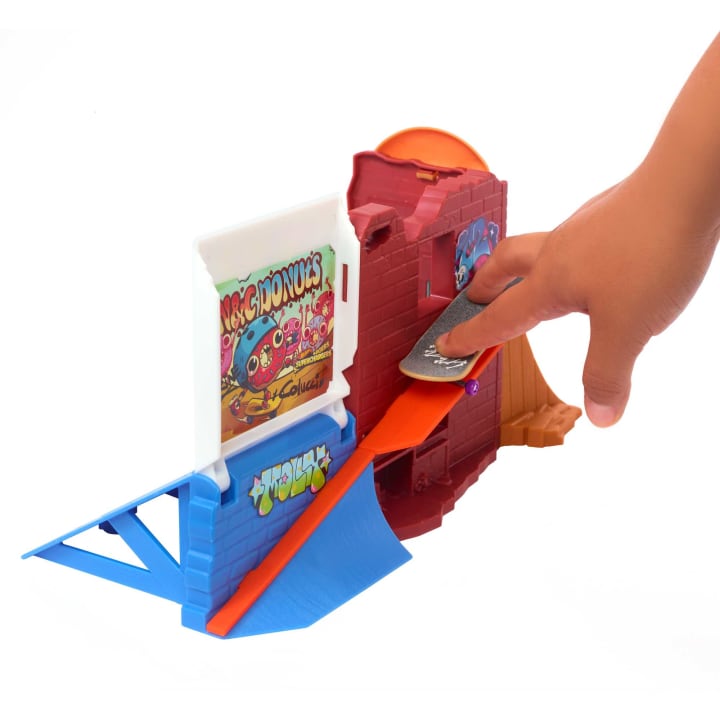 Hot Wheels Skate Drop In Playset - Exclusive Skate Donut Skatepark for Finger - Boarding Fun