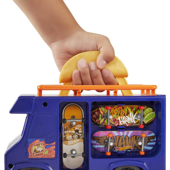Hot Wheels Skate Spicy Taco Truck Play Set with Portable Storage