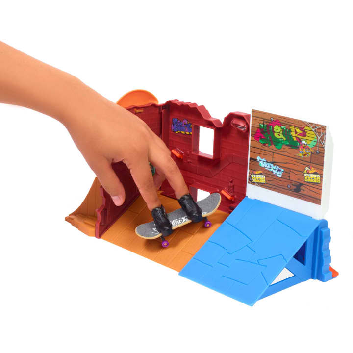 Hot Wheels Skate Drop In Playset - Exclusive Skate Donut Skatepark for Finger - Boarding Fun