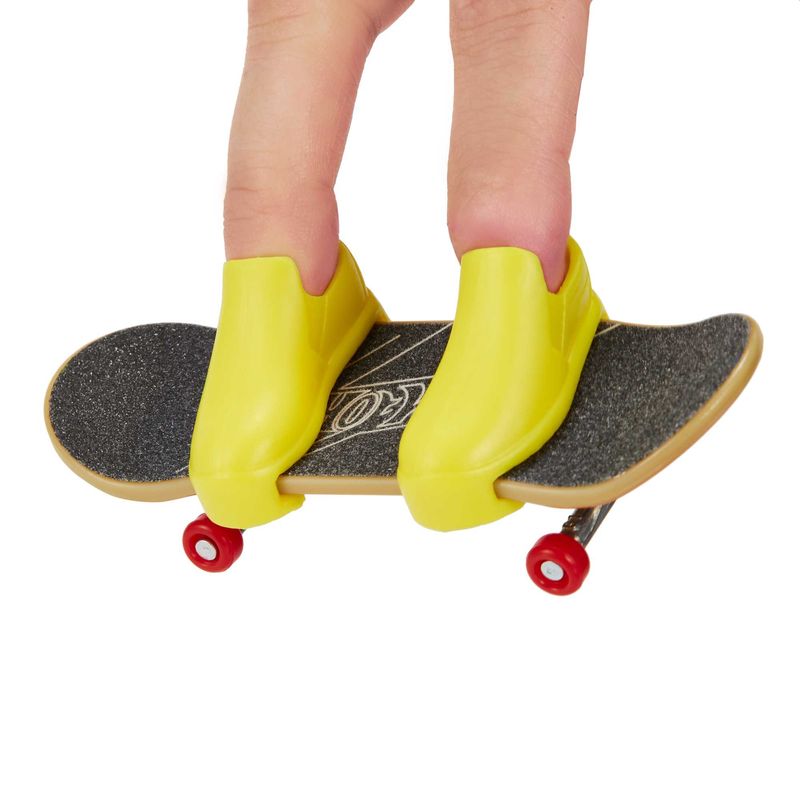Hot Deal! Single Pack Hot Wheels Skate Fingerboard - Abstrakt 4/5 Color Wave