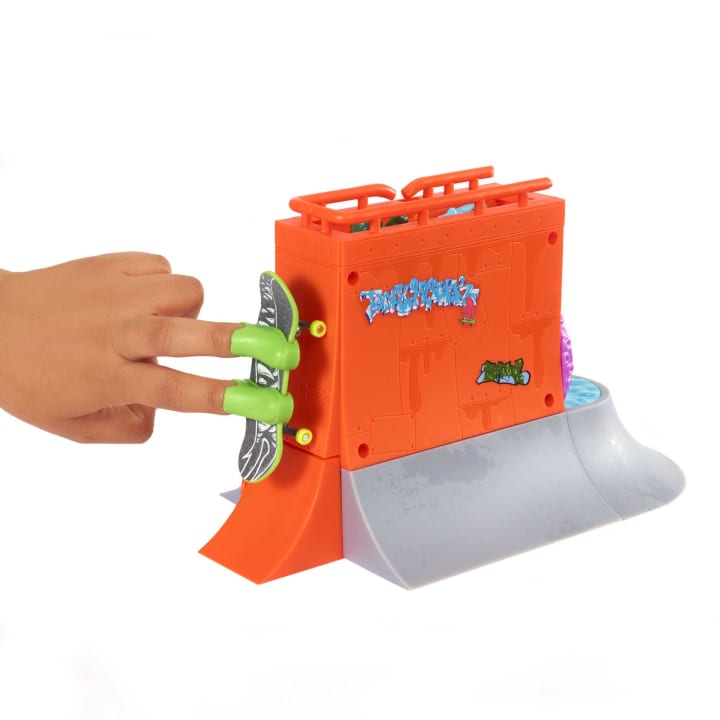 Hot Wheels Skate Drop In Skate Aquarium Skatepark Playset - Exclusive Fingerboarding Fun!