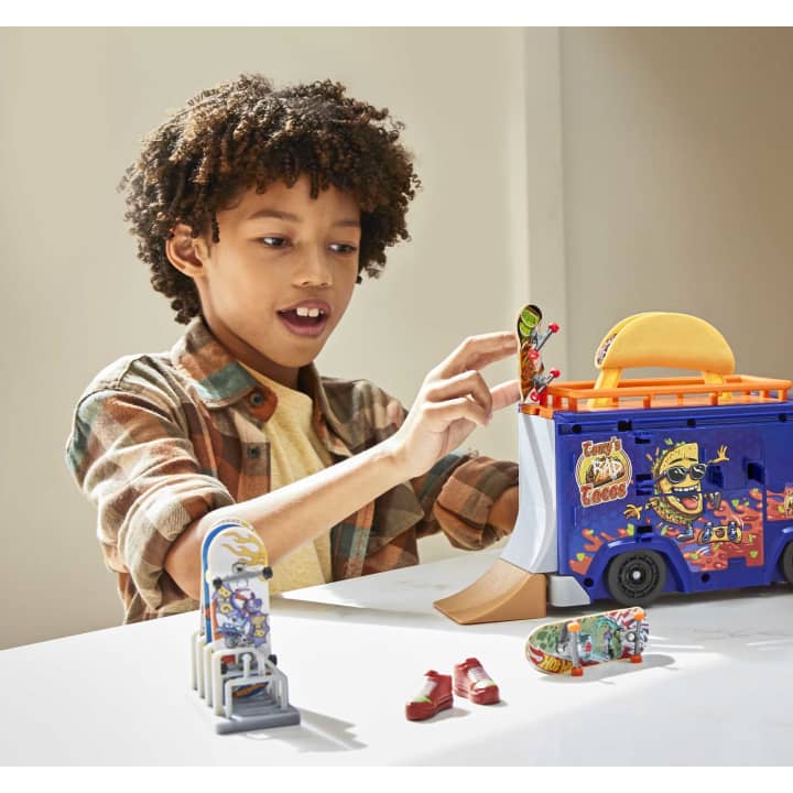 Hot Wheels Skate Spicy Taco Truck Play Set with Portable Storage